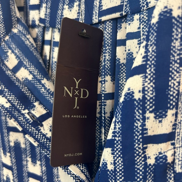 NYDJ Blue White Geometric Print V-Neck Blouse Size 2X NWT - Picture 2 of 6